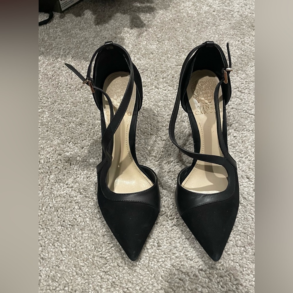 Vince Camuto pointy heel pump. Great conditions.